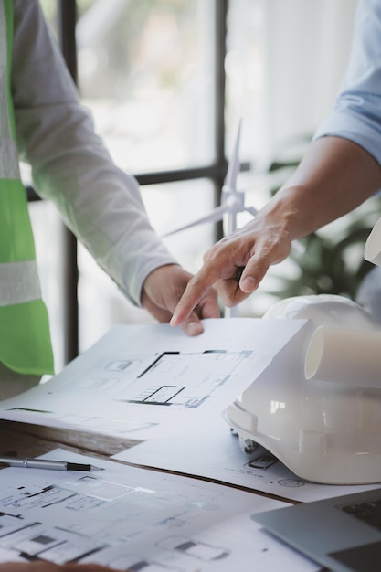 Les architectes et les ingénieurs travaillent ensemble pour éditer le projet de plan de maison qui a été conçu après sa présentation au client et ont partiellement révisé la conception Idées de design d'intérieur et de décoration