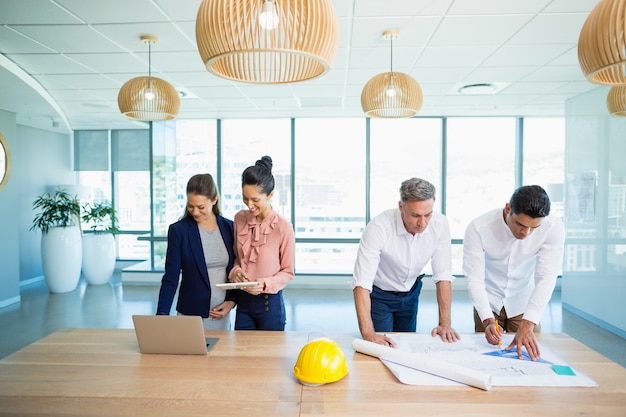 Architectes travaillant au bureau