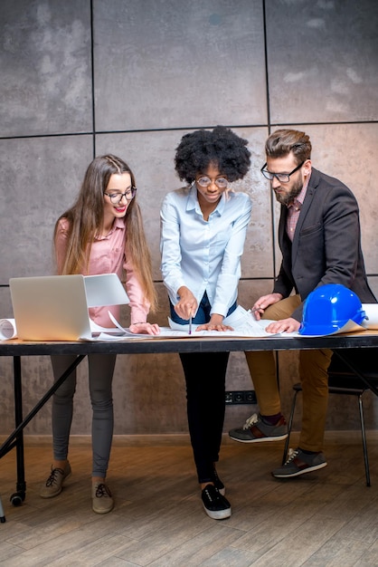 Architectes travaillant au bureau