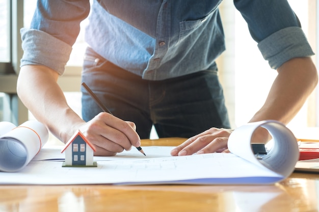 Les architectes utilisent un crayon pour concevoir la maison