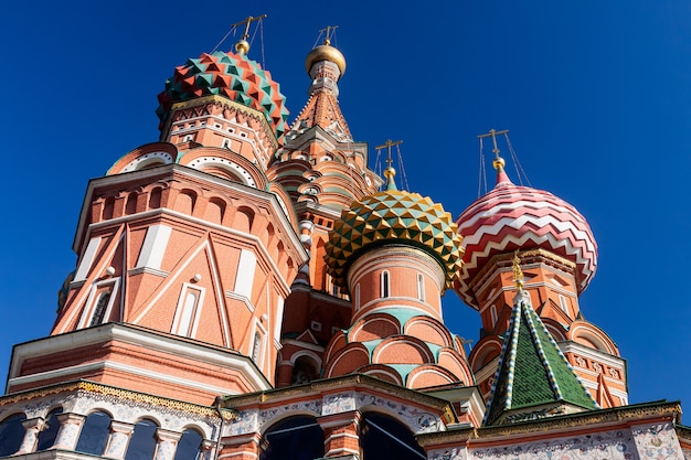 Architecture ancienne de la cathédrale Saint-Basile sur la Place Rouge dans la ville de Moscou