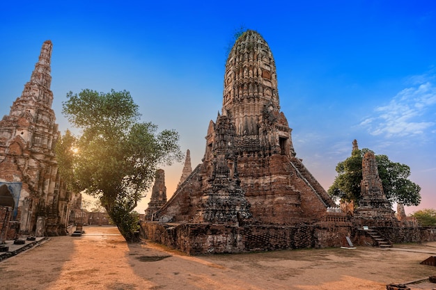 Architecture antique historique Wat Chaiwattanaram vieux temple dans la province d'Ayutthaya en Thaïlande