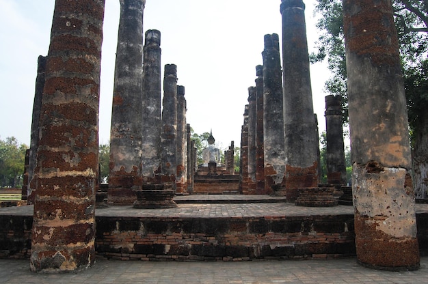 Architecture de l'Antiquité antique et construction de ruines antiques pour les voyageurs thaïlandais voyagent visiter le respect de la prière au parc historique de Si Satchanalai et au site du patrimoine mondial de l'UNESCO à Sukhothai en Thaïlande