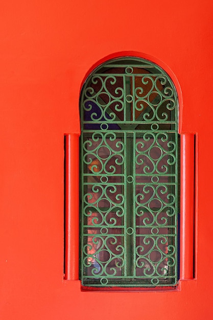 Architecture arabe dans l'ancienne médina. Rues, portes, fenêtres, détails. Tanger, Maroc