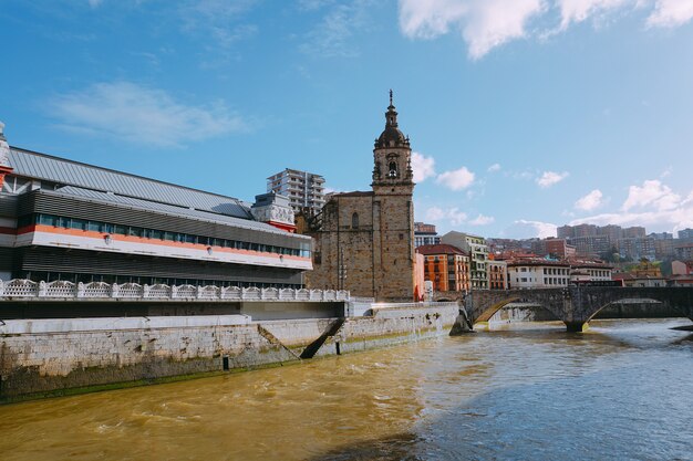 architecture de bâtiment et paysage urbain dans la ville de Bilbao en Espagne