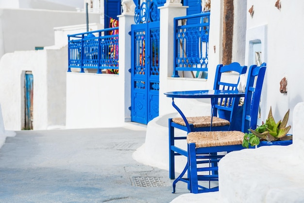 Architecture blanc-bleu sur l'île de Santorin, Grèce. Vieille rue de la ville de Pyrgos