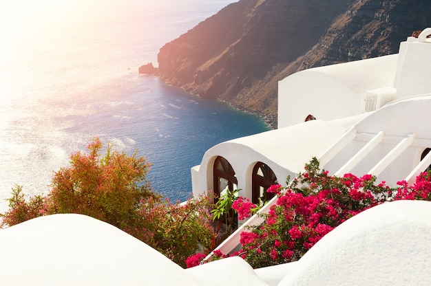 Architecture blanche sur l'île de Santorin, Grèce. Beau paysage au coucher du soleil