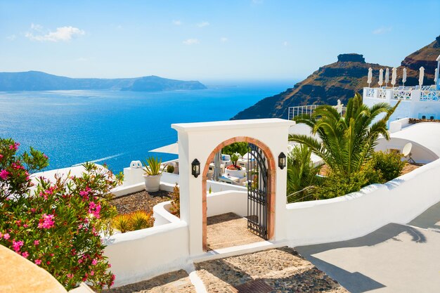 Architecture blanche sur l'île de Santorin, Grèce. Beau paysage d'été, vue mer.