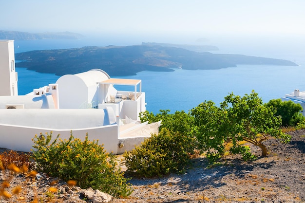 Architecture blanche sur l'île de Santorin, Grèce. Beau paysage d'été, vue mer.