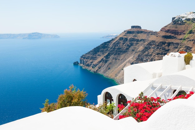 Architecture blanche sur l'île de Santorin, Grèce. Beau paysage d'été, vue mer.