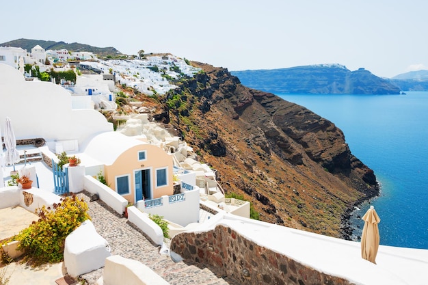 Architecture blanche sur l'île de Santorin, Grèce. Beau paysage d'été, vue mer.