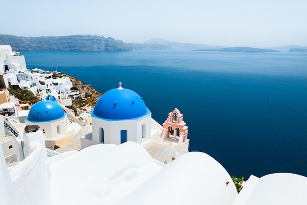 Architecture blanche sur l'île de Santorin, Grèce. Beau paysage d'été, vue mer.