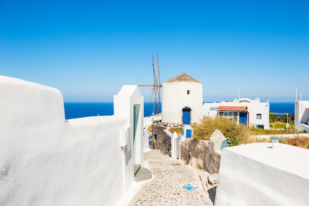 Architecture blanche sur l'île de Santorin, Grèce. Beau paysage d'été, vue mer.