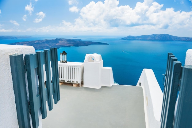 Architecture blanche sur l'île de Santorin, Grèce. Beau paysage avec vue sur la mer. Mise au point sélective