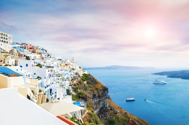 Architecture blanche sur l'île de Santorin, Grèce. Beau paysage, vue mer