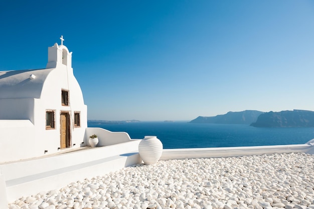 Architecture blanche sur l'île de Santorin, Grèce. Beau paysage avec vue sur la mer