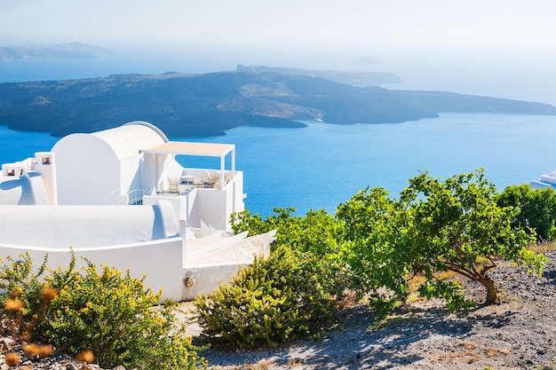 Architecture blanche sur l'île de Santorin, Grèce. Beau paysage avec vue sur la mer