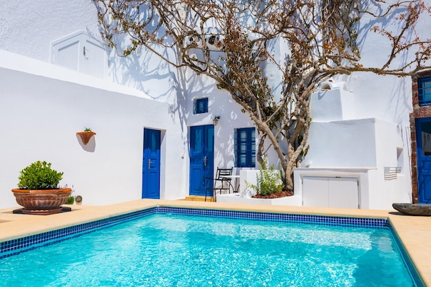 Photo architecture blanche sur l'île de santorin en grèce belle terrasse avec piscine