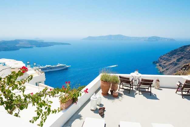 Architecture blanche sur l'île de Santorin, Grèce. Belle terrasse avec vue mer.