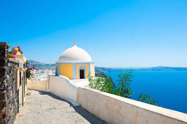 Architecture blanche sur l'île de Santorin, Grèce. Belle vue mer. Destination de voyage célèbre