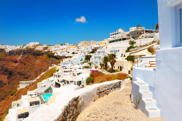 Architecture blanche sur l'île de Santorin, Grèce. Destination de voyage célèbre. Paysage d'été