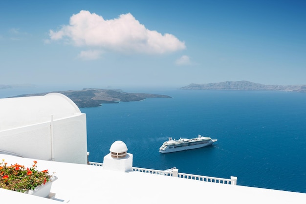 Architecture blanche sur l'île de Santorin Grèce Mer bleue et le ciel avec des nuages blancs