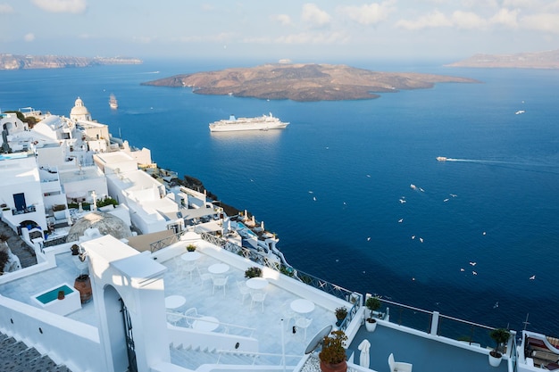 Architecture blanche sur l'île de Santorin, Grèce. Paysage d'été, vue mer