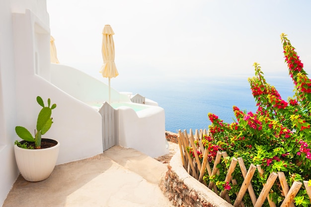 Architecture blanche sur l'île de Santorin, Grèce. Terrasse fleurie avec vue mer. Concept de destinations de voyage