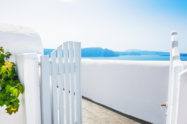 Architecture blanche et vue mer. Île de Santorin, Grèce. Concept de voyage