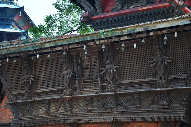 Architecture en bois antique et art antique dieu de la divinité népalaise sculptée en bois dans de vieux bâtiments en ruines pour les népalais les voyageurs étrangers visitent la ville de Basantapur Katmandou à Katmandou au Népal