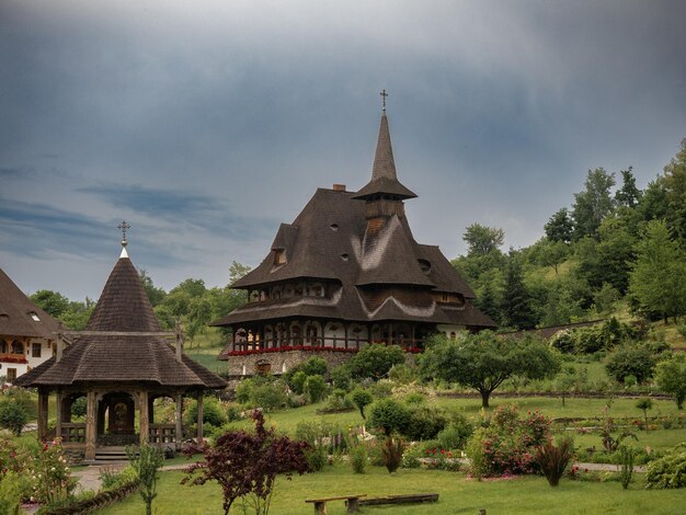 Photo l'architecture en bois traditionnelle de maramures du monastère de barsana le jour de printemps en roumanie