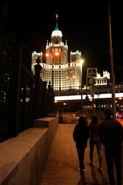 Architecture de la capitale de la Russie la nuit avec un éclairage lumineux