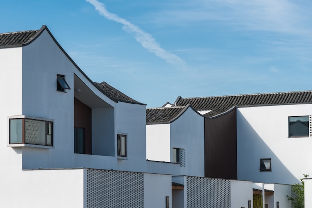 Architecture chinoise antique Huizhou toit noir et murs blancs