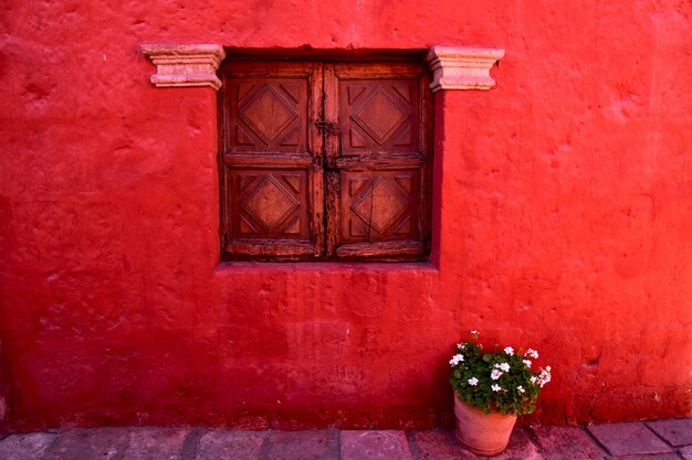 Architecture coloniale et mur rouge