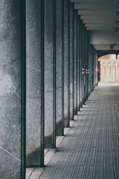 architecture de colonnes dans la rue