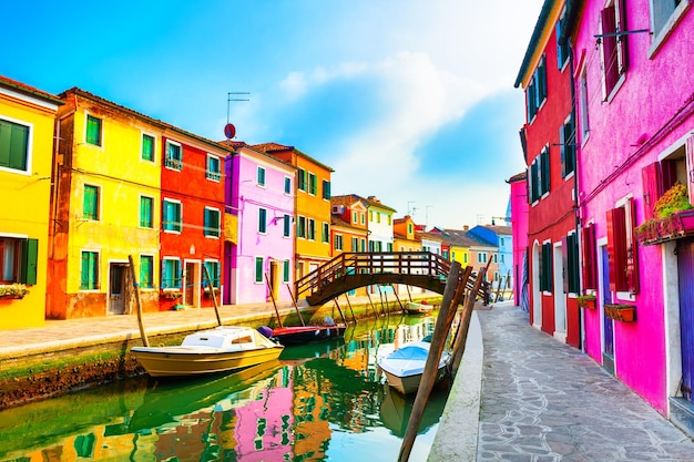 Architecture colorée et canal avec bateaux sur l'île de Burano, Venise, Italie. Voyage et vacances