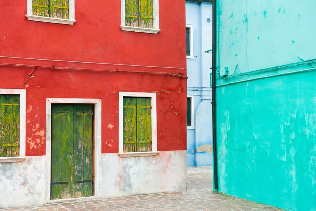 Photo l'architecture colorée de l'île de burano venise italie des maisons peintes en rouge et bleu