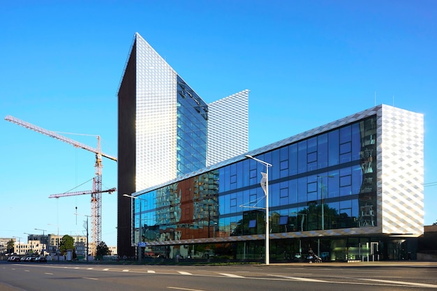 Architecture commerciale et développement de gratte-ciel modernes en acier et en verre reflétant le ciel bleu