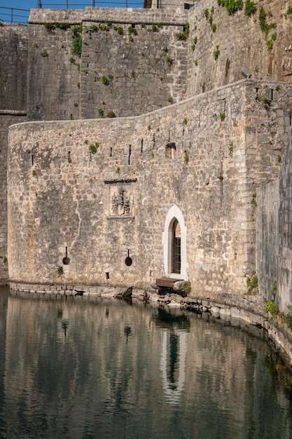 Architecture dans la vieille ville de Kotor au Monténégro