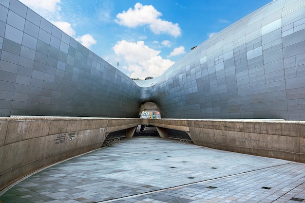 Photo l'architecture de dongdaemun design plaza ou ddp est le célèbre point de repère du design de séoul en corée du sud