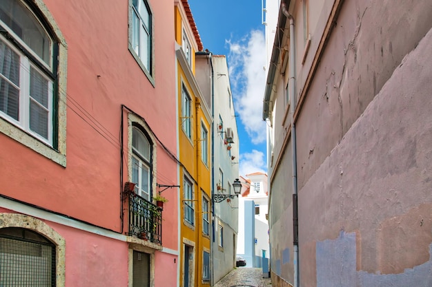 Architecture du Portugal et bâtiments colorés du centre historique de Lisbonne près d'Alfama et de la place Rossio