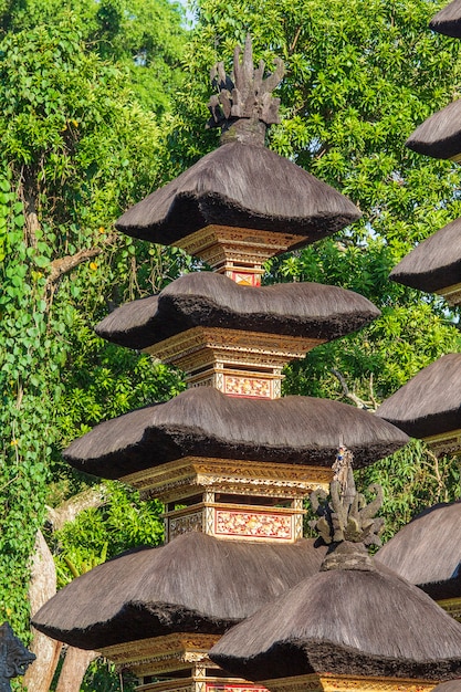 Photo l'architecture du temple hindou sur l'île de bali à ubud, indonésie, asie. haute tour au toit de chaume