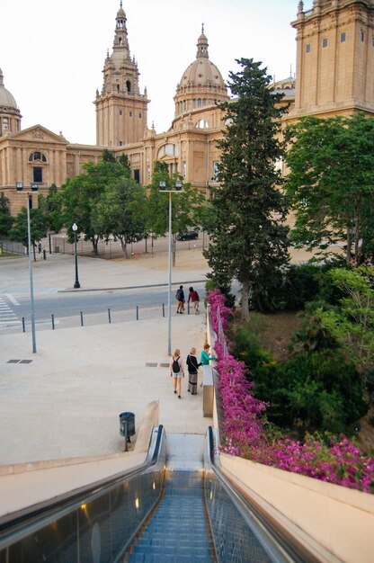 Architecture européenne majestueuse, beaucoup d'arbres verts à Barcelone