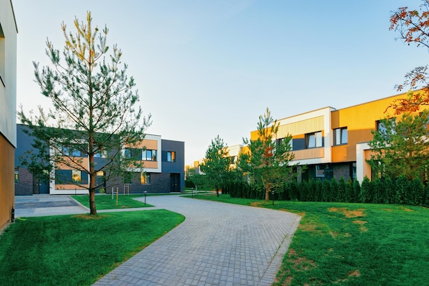 Architecture de façade de maison d'appartement résidentiel et installations extérieures. Ciel bleu sur le fond.