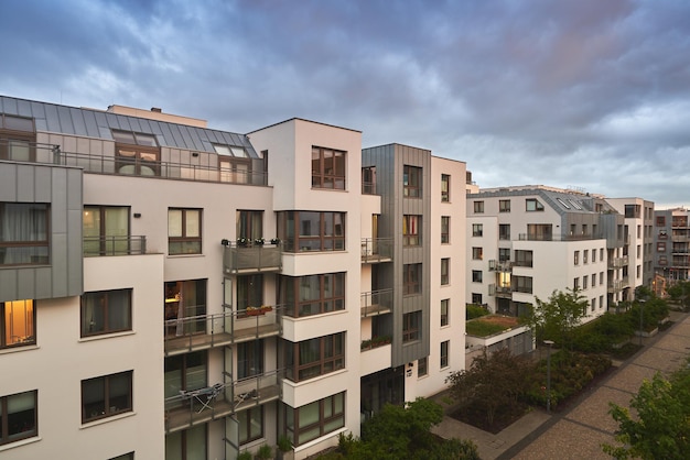 Architecture de façade de maison d'appartements résidentiels avec installations extérieures Réflexe de la lumière du soleil Bâtiment résidentiel moderne à la journée ensoleillée Appartements dans un quartier résidentiel d'une ville