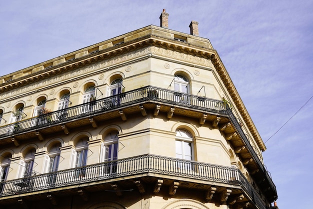 L'architecture française haussmannienne traditionnelle avec des fenêtres et des balcons typiques comme Paris à Bordeaux France