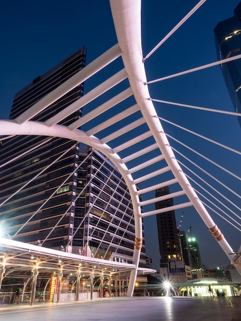 Architecture à la gare de Chongnonsi à Bangkok en Thaïlande pendant la lumière de la nuit au crépuscule