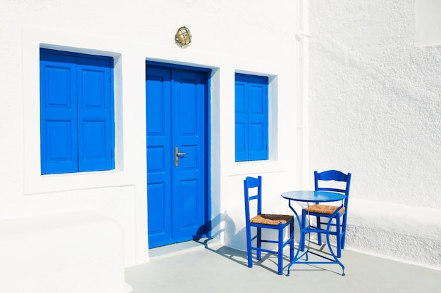 Architecture grecque nationale blanc-bleu sur l'île de Santorin, Grèce.