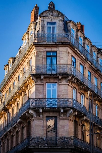 Architecture haussmannienne avec balustrade de balcon en fer forgé dans le centre de Toulouse (Haute Garonne)