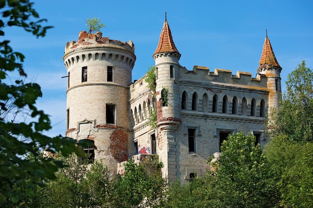 L'architecture historique d'une journée d'été dans le ciel